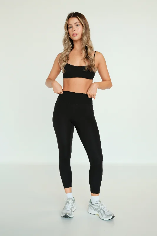 Women's Tight Trousers with Mesh Panels in Black for a Sexy and Modern AppearanceAlpine 8/9 Pocket Leggings - Black