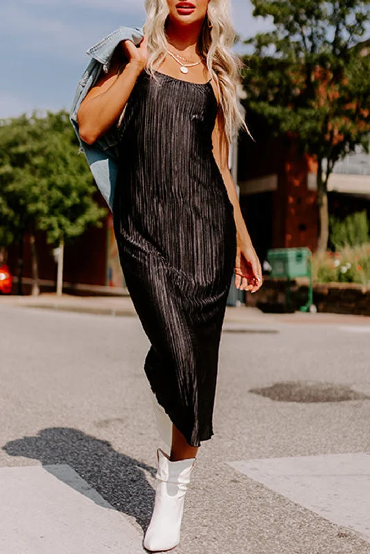 Midi dresses with polka dot prints for a playful summer outfitBlack Spaghetti Straps Backless Pleated Midi Dress