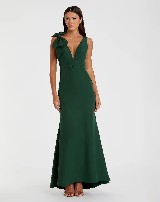 Maxi dresses with a belted empire waist for a more defined and flattering silhouetteDark Green Sleeveless V Neck Bow Detail Mermaid Gown