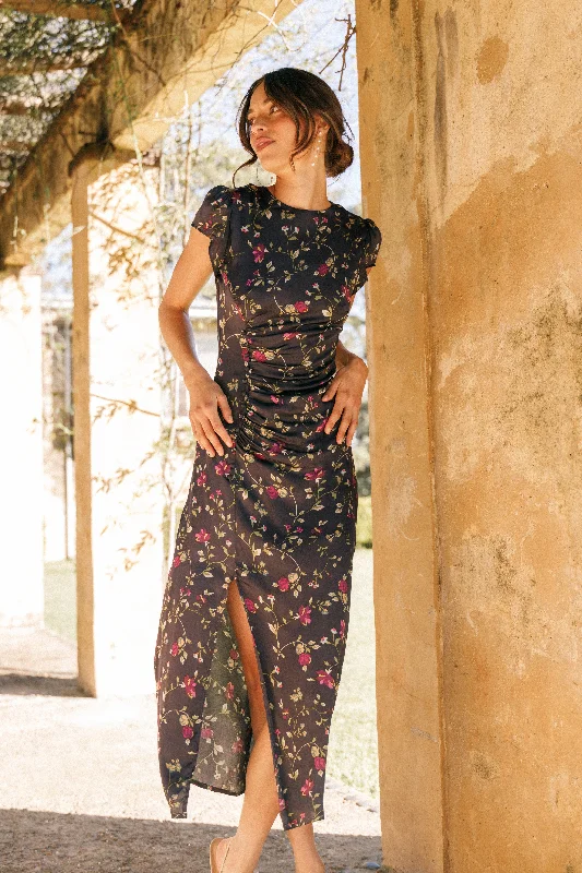 Maxi dresses with a ruched bodice for a more form - fitting and feminine shapeLisbeth Midi Dress - Midnight Floral