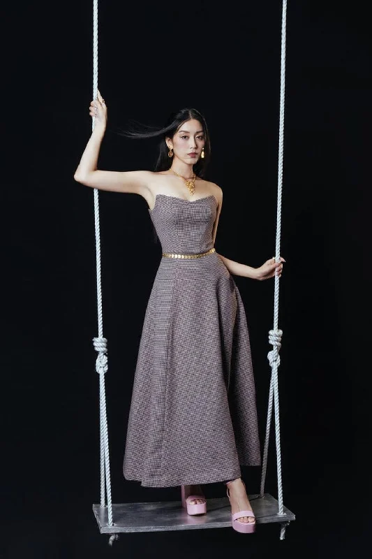 Maxi dresses with a cinched waist for a defined silhouetteMelonia Strapless Semi-Heart Neck Tweed Maxi Dress