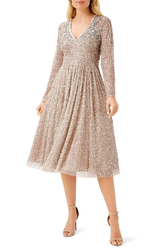 Maxi dresses with polka dot prints for a playful style Maxi dresses with polka dot prints for a playful style Aidan Mattox MD1E207535 Short Mother of the Bride Long Sleeve Midi Dress