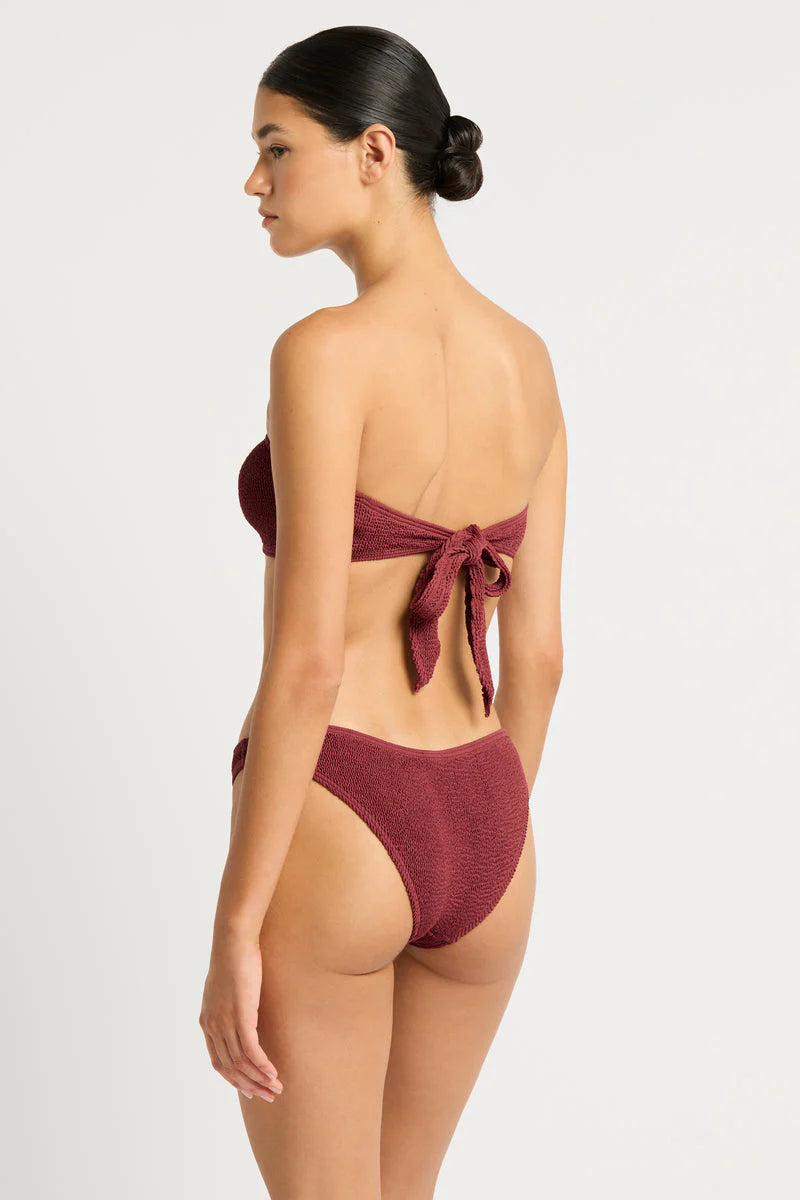 Lace - trimmed bikini for an elegant and romantic touchSign Brief Carmine Recycled